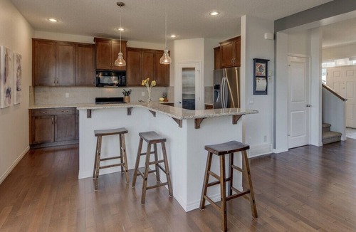Cochrane House | 4 bedroom home-base w Mountain views for Stampede or the Rockies
