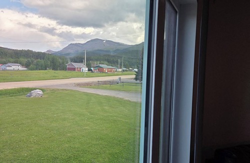 Cadomin House | 4 Bedroom House Nestled In the Foothills Of The Rockies