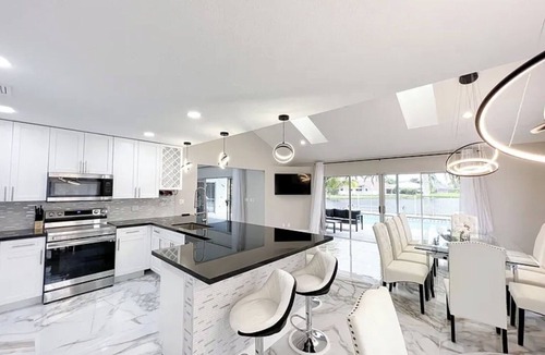 Greenview Shores House | 4-bedroom Luxury Modern Lake Front House in fabulous Wellington