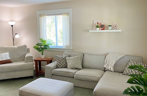 Vernon Cottage | 4 BR w/ AC Steps From the Lake