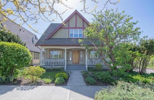 Vernon Cottage | 4 BR w/ AC Steps From the Lake