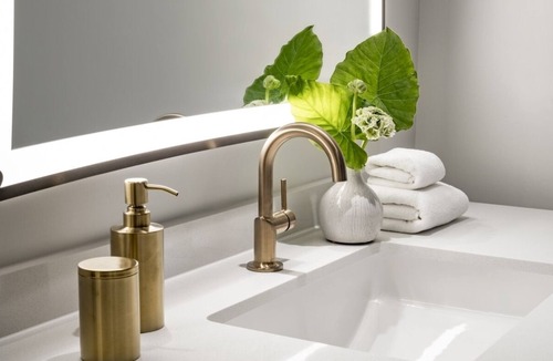 Hunt Club Hotel | 4 Contemporary Queen Rooms Perfect for Relaxation & Terrace Views