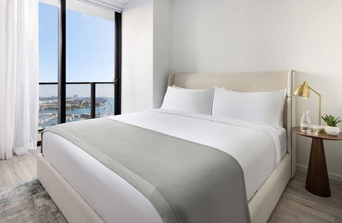 Downtown Miami Hotel | 4 Units, Ocean View One Bedroom Suite with King Bed at The Elser Hotel Miami