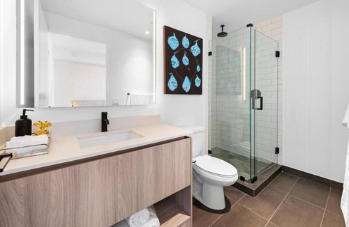 Downtown Miami Hotel | 4 Units, Ocean View One Bedroom Suite with King Bed at The Elser Hotel Miami