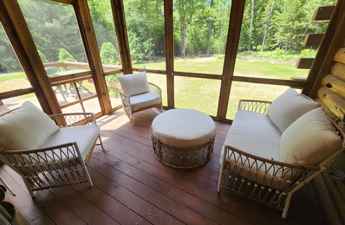 Thornton House | 4b2b true Log retreat in the heart of the Whites