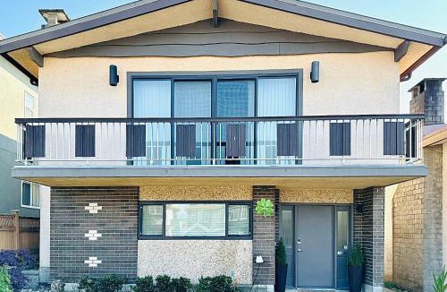 Renfrew-Collingwood House | 4BR Family Spacious Home - Near SkyTrain - Free Parking