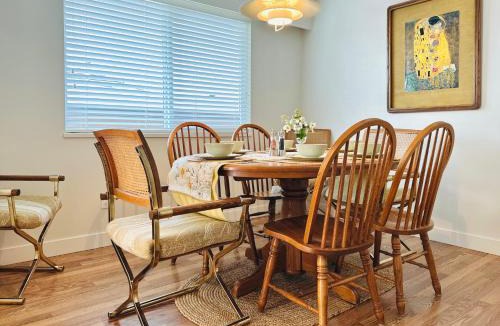 Renfrew-Collingwood House | 4BR Family Spacious Home - Near SkyTrain - Free Parking
