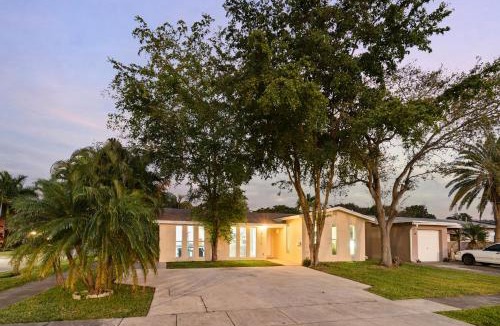 Hollywood Lakes House | 4BR Hollywood Villa 12-Person Jacuzzi, Game Room and BBQ 3 min to Beach