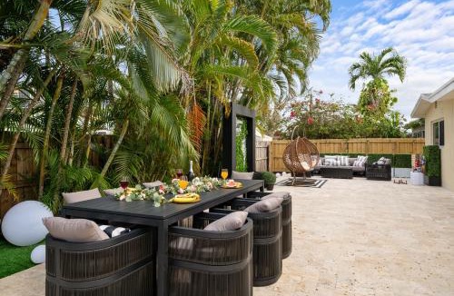 Hollywood Lakes House | 4BR Hollywood Villa 12-Person Jacuzzi, Game Room and BBQ 3 min to Beach