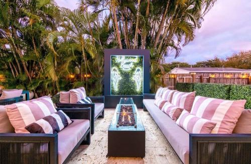 Hollywood Lakes House | 4BR Hollywood Villa 12-Person Jacuzzi, Game Room and BBQ 3 min to Beach