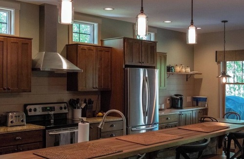 Roaming Shores House | 4BR Lakefront Retreat w Hot Tub