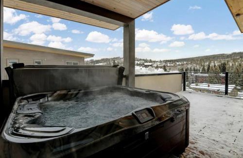 Winter Park Apartment | 4BR Winter Park Oasis - Sleeps 9 - Ski-In and Hot Tub