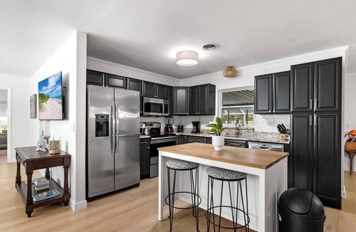 Vero Beach South House | 5/3 Beach Bungalow w/Enclosed Pool in Vero Beach