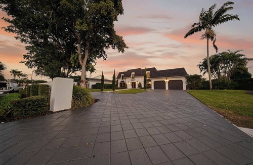 East Fort Lauderdale House | 5/4.5 for 10-Heated Pool-Putting Green-Ping Pong Fire Pit BBQ Grill Beach 10 Min