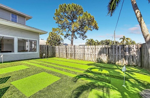 Boynton Beach House | 5-Bed Home with Pool & Mini Golf & Heated Jacuzzi in Boynton Beach
