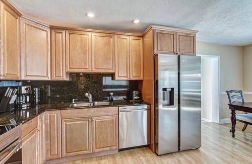 Southside House | 5 bedrooms with guest house with 2 full kitchens