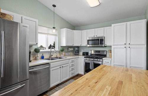 Summerset House | 5 Beds, Hot Tub, Fenced backyard