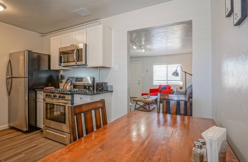University Heights Apartment | #5: King bed, 1bd/1ba, Walk to UNM & restaurants!
