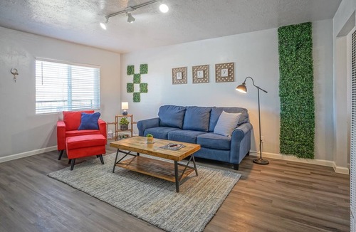 University Heights Apartment | #5: King bed, 1bd/1ba, Walk to UNM & restaurants!