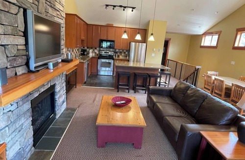 East Kootenay Condo | 5 Min. Drive to the Resort & Fernie. Hot Tub