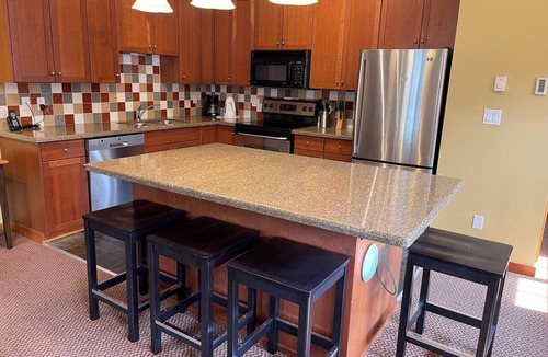East Kootenay Condo | 5 Min. Drive to the Resort & Fernie. Hot Tub