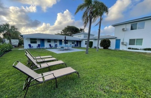 Singer Island Condo | 5 Min Walk-Beach, Baby Friendly, Wi-Fi, Surfing