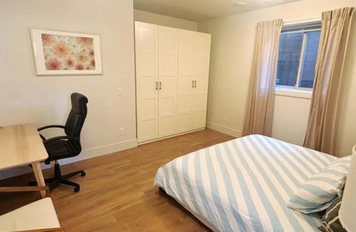 Hollyburn House | 5 mins walk to beach! Lovely, spacious bedroom near Beach, Stanley Park, Cypress Mountain, Downtown Vancouver, Grouse Mountain