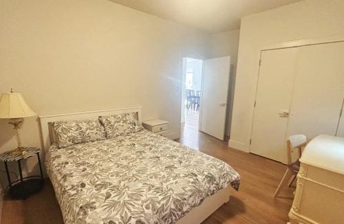 Hollyburn House | 5 mins walk to the beach! Cozy bedroom near Stanley Park, Downtown Vancouver, Cypress Mountain, Capilano Suspension Bridge, Grouse Mountain