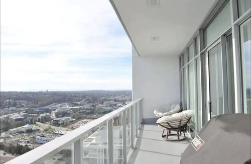 Coquitlam Condo | 5 minutes to Skytrain Downtown - Cozy Bedroom