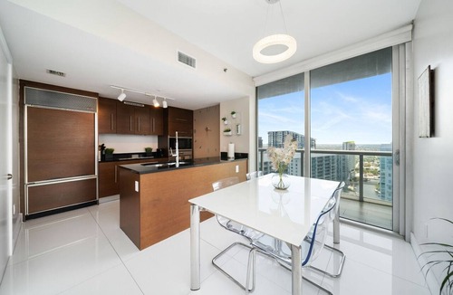 Downtown Miami Apartment | 5-star HIGH floor corner hotel condo. City & Water Views. 2 bed & 2 full bath