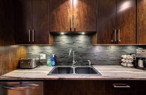 Winfield House | 5-star Okanagan Getaway Pet Friendly, large suite Relax and Enjoy - Licenced