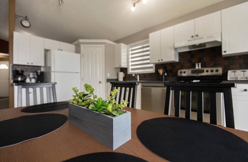 Stony Plain House | 5 Themed Bedrooms | Sleeps 10 | 2 Living Rooms | King Suite