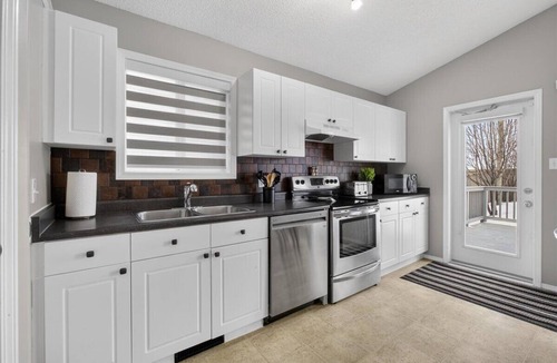 Stony Plain House | 5 Themed Bedrooms | Sleeps 10 | 2 Living Rooms | King Suite