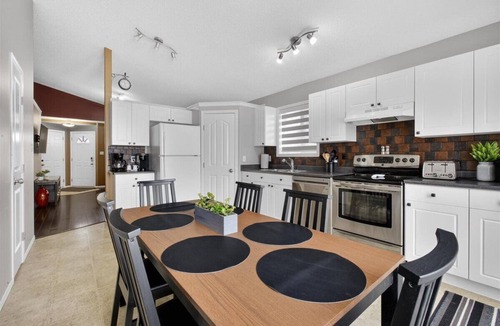 Stony Plain House | 5 Themed Bedrooms | Sleeps 10 | 2 Living Rooms | King Suite
