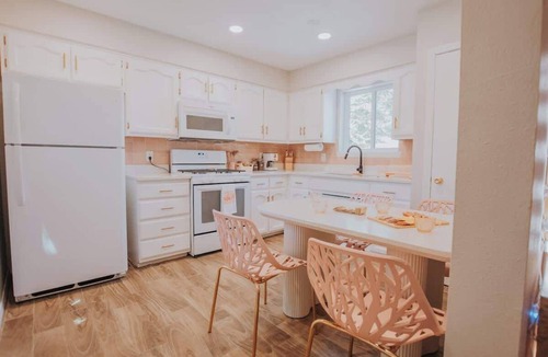 Pat Hurley House | 50 Shades of Pink+Hot Tub+ No Pet Fee