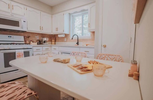 Pat Hurley House | 50 Shades of Pink+Hot Tub+ No Pet Fee