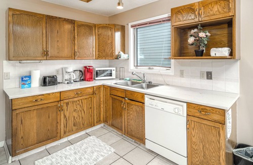 Calgary House | 5Beds 2Bath with New Furniture Work Space 10 mins to YYC 1 Min to Bus