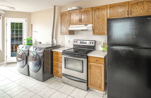 Calgary House | 5Beds 2Bath with New Furniture Work Space 10 mins to YYC 1 Min to Bus