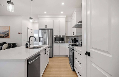 Calgary House | 5BR Family Home w Kids Play Den, Book Stampede!