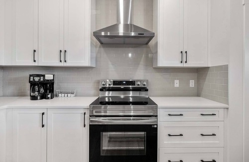Calgary House | 5BR Family Home w Kids Play Den, Book Stampede!