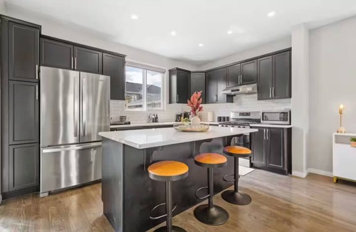 Calgary House | 5BR House » King Bed » AC » Pool Table » Garage