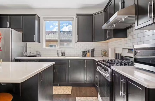 Calgary House | 5BR House » King Bed » AC » Pool Table » Garage