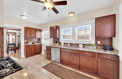 East Cleveland House | 5BR Near UH + Clinic - FULL Bar + Game Room