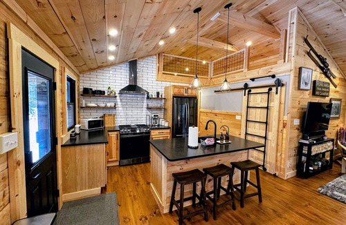Bethlehem Cabin | 5R Cozy log chalet in fantastic location. Ski, snowshoe, fish, explore! AC, and dog friendly!