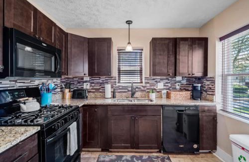 Cleveland House | 6 Bedroom Entire Duplex for Large Groups
