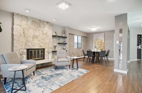 Killarney House | 6 Bedroom Family Home with Indoor Arcade, BBQ, Huge Backyard & Pickleball