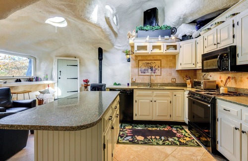 Sandgate Cottage | < 6 Mi to Arlington: 'whimsical Stone Abode!'