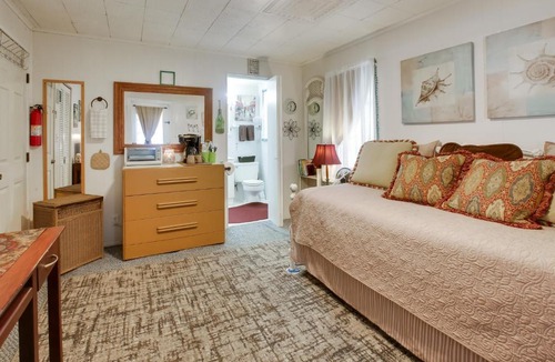 College Park Apartment | 6 Mi to Palm Beach: Studio w/Pool Access!