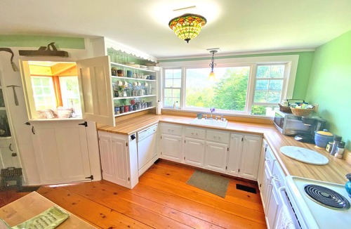 Chittenden House | 6 Minute Walk to Mountain Top Inn 4 BR, Sleeps 10, Pet Friendly, Views & Grill