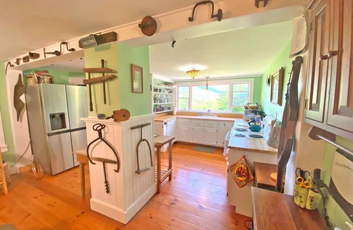 Chittenden House | 6 Minute Walk to Mountain Top Inn 4 BR, Sleeps 10, Pet Friendly, Views & Grill